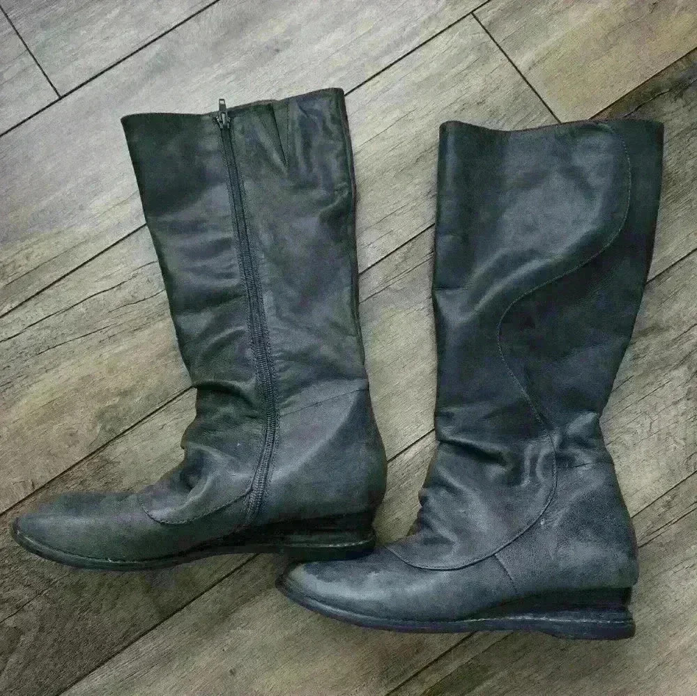 MIZ MOOZ grey tall boots womens size  9/10. In fair condition.